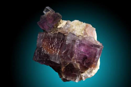 Fluorita
La Cabaña, Zona Minera de Berbes, Ribadesella, Asturias, España
Arista del cristal mayor, 4cm (Autor: Raul Vancouver)