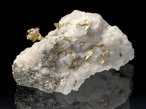 Calaverite, Gold
Calaveras County, California, USA
3,7x2x2 cm
Pale yellow, small, striated Calaverite crystals with intense yellow Gold in compact Quartz matrix. Interesting specimen, ex Eugene Carmichael Collection. (Author: Simone Citon)