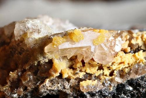 Cerusita con mimetita-piromorfita.
Mina "San Rafael" (nº 2444), Cardeña, Córdoba, Andalucía, España.
Cristal de 6 mm (Autor: Antonio Carmona)