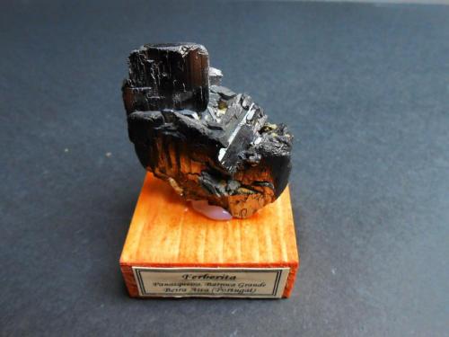 Ferberita, arsenopirita
Panasqueira, Covilha, Castelo Branco District, Portugal
4 x 4 x 2,5 cm
Ex colección Pedro Jiménez. Agregado de cristales paralelos de ferberita con arsenopirita dentada por la parte de atrás. (Autor: Antonio Alcaide)
