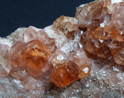 Grossularia var. hessonita
Jeffrey Mine, Asbestos, Quebec, Canadá
7 x 5,5 x 2,5 cm
Detalle de la pieza anterior (Autor: Antonio Alcaide)