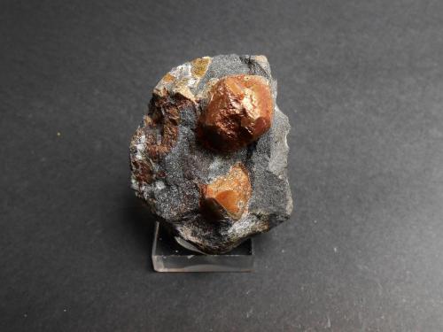 Pirita
Minas de Cala, Cala, Huelva, Andalucía, España
5 x 4,5 x 3 cm
El cristal de arriba parece una combinación de piritoedro y octaedro. El más pequeño de abajo parece un octaedro con las caras del rombododecaedro. Interesantes piritas para mi creciente sección temática de la colección. (Autor: Antonio Alcaide)