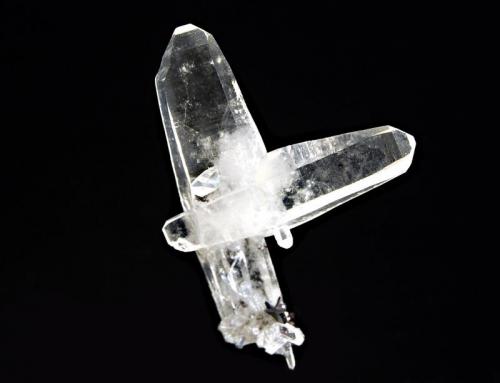 Quartz
Mundo Nuevo Mine, Huamachuco, La Libertad, Peru
3.3 x 4.5 cm.
Doubly terminated Japan law twin associated with small black hübnerite crystals. Collected in 2011. (Author: crosstimber)
