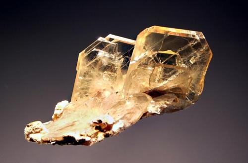 Barite
Cerro Warihuyn, Miraflores, Huamalíes Province, Huánuco Department, Peru
3.9 x 6.0 cm.
Transparent, bladed barite crystals on pale pinkish-white dolomite. Mined in 2005. (Author: crosstimber)