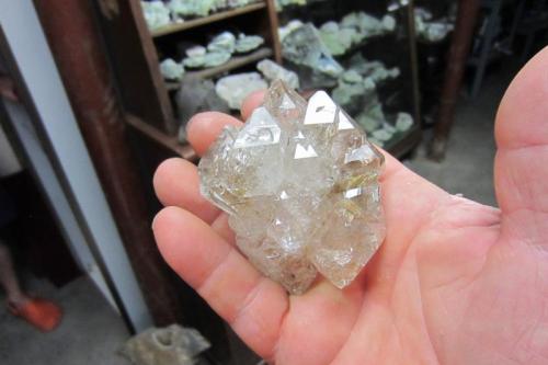 Quartz
Fonda, Mohawk County, New York, USA
8 cm, top to bottom
Another compound crystal (Author: vic rzonca)