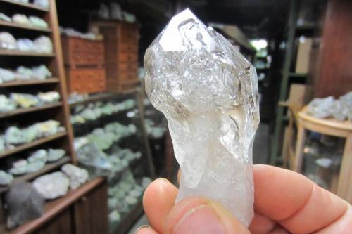 Quartz scepter
Fonda, Mohawk County, New York, USA
7 cm.
Our lab in the background. (Author: vic rzonca)