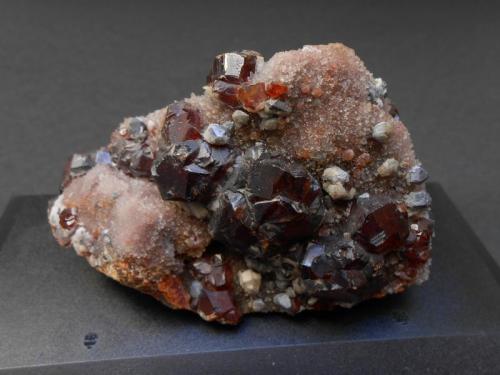 Esfalerita, galena, cuarzo
Shuikoushan Mine, Changning Co. Hengyang Prefecture, China
8 x 5,5 x 4 cm
En esta pieza algunos cristales de galena aparecen recubiertos de calcita. El cristal mayor de esfalerita mide 2 cm. (Autor: Antonio Alcaide)