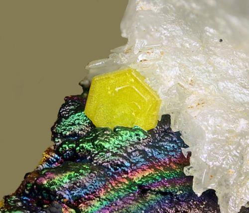 Mimetita, cerusita y goethita.
Filón Sur, Tharsis, Alosno, Huelva, Andalucía, España.
Cristal de 3 mm. (Autor: Antonio Carmona)