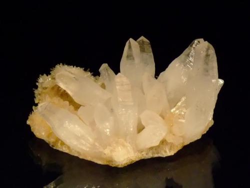 Quartz
Whangapoa Area, Coromandel Peninsular, New Zealand
7x5cm
Large quartz crystals on a bed of tiny quartz crystals.
Ex George Judge Collection (Author: Greg Lilly)