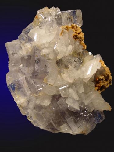 Fluorita, Baritina, Dolomita
Mina Emilio, Loroñe, Filón Obdulia, Colunga, Zona minera de Caravia, Asturias, España
18x15cm, cristales hasta 4cm
Curiosos los biseles en los vértices de los cristales de fluorita. Año 2002. (Autor: Raul Vancouver)