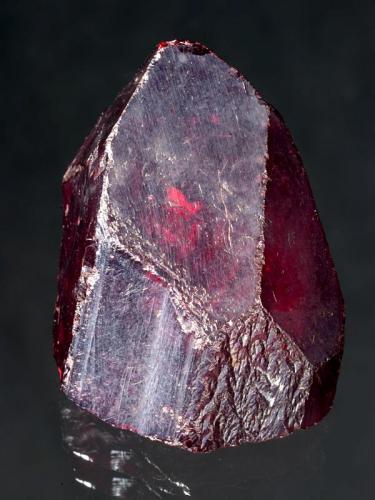 Proustite
Chañarcillo, Copiapó Province, Atacama Region, Chile
3,4x2,8x1,4 cm
Remarkable crystal from a note locale. Ex C. Auer. (Author: Simone Citon)