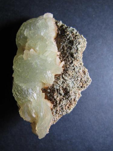 Prehnita
Cantera Oficarsa, Carchelejo, Jaén, Andalucia, España
4’5 x 3 cm.
Sobran las descripciones de este mineral y localidad bien conocidos.  Aquí he optado por poner una foto de perfil donde se aprecia la costra de prehnita sobre la ofita. (Autor: prcantos)