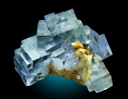 Fluorita, Baritina
La Cabaña, Zona Minera de Berbes, Ribadesella, Asturias, España
7 x 4 cm, cristales hasta 3cm
Ex- José Ramón García. Diciembre 1987. 
Una de esas fluoritas azul celeste, completamente diáfana, de una geoda histórica. (Autor: Raul Vancouver)