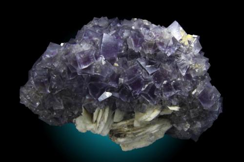 Fluorita, Baritina
La Cabaña, Zona Minera de Berbes, Ribadesella, Asturias, España
15.5 x 10 cm. Cristales hasta 1cm
Reverso del especimen anterior. (Autor: Raul Vancouver)