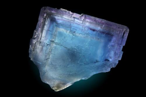 Fluorita
Geoda de Las Monjas, Mina La Viesca, Huergo, Zona minera de La Collada, Siero, Asturias, España
Cristal de 15x13cm
Zonado por retroiluminacion (Autor: Raul Vancouver)