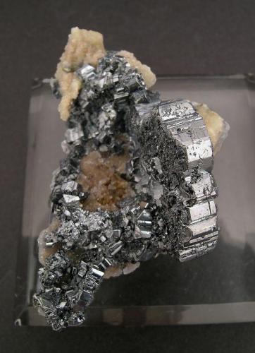 Bournonite "cogwheel" with Quartz
Herodsfoot Mine, Lanreath, Liskeard, Cornwall, England, United Kingdom
Specimen size: 5.2 × 2.7 × 3.3 cm
Main crystal size: 2.5 × 1.7 cm
Top (Author: Jordi Fabre)