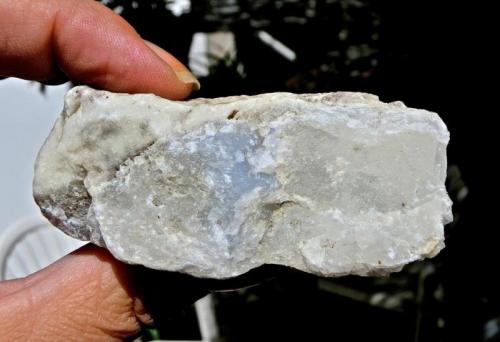 Calcita y Ópalo.
Costa de Agaete. Gran Canaria. Islas Canarias. España.
Pieza de 6 x 3 x 2,5 cm
El ópalo se encuentra en el interior de la calcita, y es el otorga la tonalidad azulada de la zona media. (Autor: María Jesús M.)