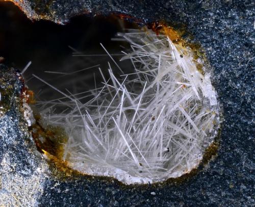 Laurionita (posible)
Fundición Nueva, Villaricos, Almería, Andalucía, España.
Campo de visión 5,5 mm.
Cristales de posible Laurionita que han crecido en una vacuola de escoria de fundición. (Autor: Juan Miguel)