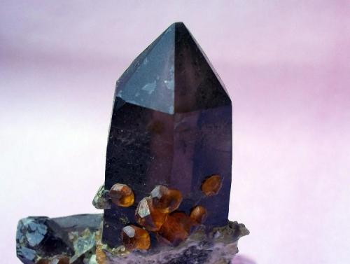 Cuarzo y Spessartina (Espesartina)
Wushan spessartine Mine, Tongbei, Yunxiao   Co.,Zhangzhou Prefecture, China.
4 x 1,5 el cristal de cuarzo de mayor dimensión (Autor: Cristalino)