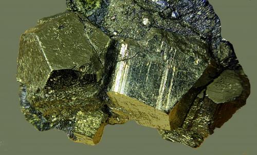 Pirita y cuprita.
Mina de Cala, Cala, Huelva, Andalucía, España.
Cristal mayor de 15 mm.
 (Autor: Antonio Carmona)