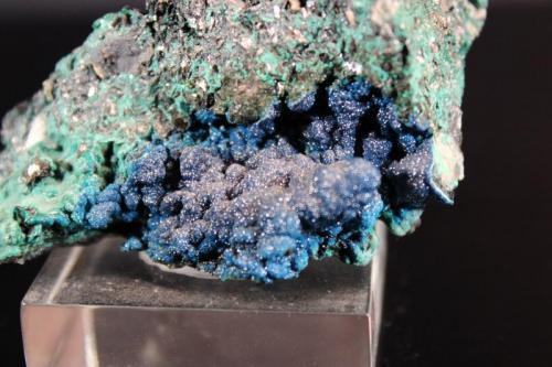 Cornetite, Malachite
Mupine Mine, Shaba, Democratic Republic of the Congo (Zaire)
6.9 x 3.8 cm (Author: Don Lum)