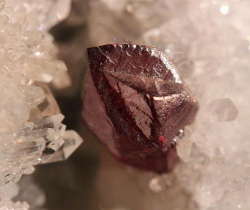 Cinnabar, Quartz, Calcite
Tongren Mine, Washan District, Tongren Prefecture, Guizhou Province. China
7 x 5 cm (Author: Don Lum)