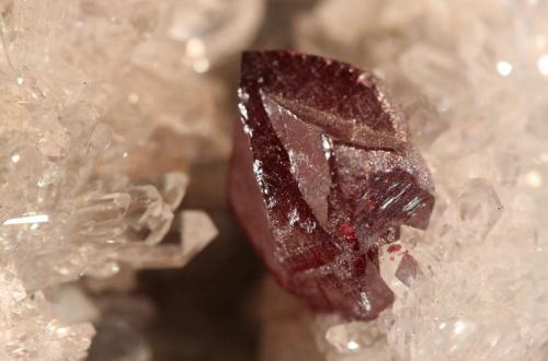 Cinnabar, Quartz, Calcite
Tongren Mine, Washan District, Tongren Prefecture, Guizhou Province. China
7 x 5 cm (Author: Don Lum)