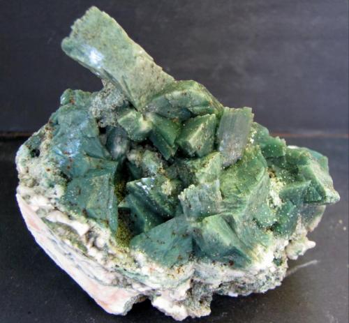 Heulandita
Cantera Shakur, distrito de Nasik, Maharashtra, India.
77x66x48 mm.
Con inclusiones de celadonita (Autor: José Luis Zamora)