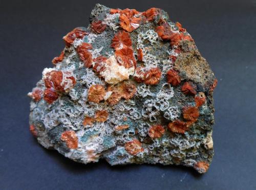Heulandita
Drio Le Pale, Buffaure Group, Fassa Valley, Trento, Italia
10 x 7,5 x 6 cm
Cristales de hábito radial de heulandita de formando rosetas de hasta 1 cm. Con pequeños cristazles de cuarzo prasio (Autor: Antonio Alcaide)