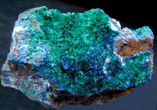 Brochantita + Linarita
Goulmina, Er Rachidia, Meknes - Tafilalet, Marruecos.
72 x 33 x 31 mm. (Autor: José Luis Zamora)