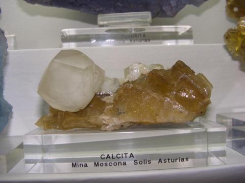 Calcita sobre Fluorita
Mina Moscona, Solís, Zona Minera de Villabona, Corvera de Asturias, Asturias, España
9 x 7 cm (Autor: jaume.vilalta)
