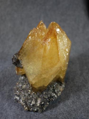 Calcite, Sphalerite
Elmwood Mine, Smith County, Tennessee, USA
12.5 x 11.2 cm (Author: Don Lum)