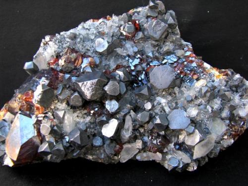 Galena + Esfalerita
Mina Rucheng, Chaojia, Rucheng, Chenzhou, Hunan, China
123 x 81 x 36 mm.
Cristal de galena mayor, 10 x 10 mm. (Autor: José Luis Zamora)