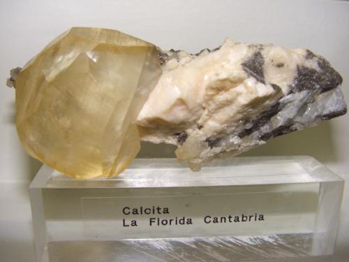 Calcita
Mina La Cuerre, Rionansa, Área minera La Florida, Sierra de Arnero, Cantabria, España
11x4cm
Tamaño del cristal 4,5 cm (Autor: jaume.vilalta)