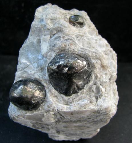 Obsidiana
Superior, Mtes. Pinal, Pinal Co., Arizona, EEUU.
67 x 42 x 46 mm
Vidrio volcánico
Lágrimas del apache, en matriz de perlita (Autor: José Luis Zamora)