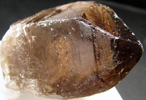 Niobofilita
Monte Malosa, Zomba, Malawi
57 x 31 x 24 mm.
Incrustaciones de niobofilita en cristal de cuarzo ahumado (Autor: José Luis Zamora)
