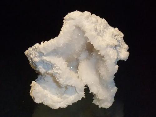 Quartz
Level 7, United Mine, Maratoto, New Zealand
8x7cm
A partial vug lined with tiny quartz crystals, the exterrior of the vug shows pseudomorphic quartz after calcite.
Ex Arline Broad collection. (Author: Greg Lilly)