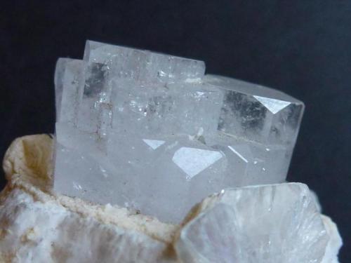 Berilo, Moscovita<br />Gilgit District, Gilgit-Baltistan (Northern Areas), Pakistan<br />6 x 3 cm. la pieza; 2 x 1,2 cm el Berilo<br /> (Autor: javier ruiz martin)
