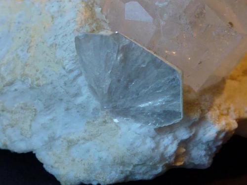 Berilo, Moscovita<br />Gilgit District, Gilgit-Baltistan (Northern Areas), Pakistan<br />6 x 3 cm. la pieza; 2 x 1,2 cm. el Berilo<br /> (Autor: javier ruiz martin)
