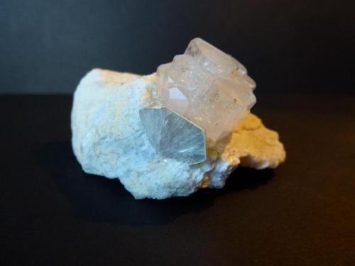 Berilo, Moscovita<br />Gilgit District, Gilgit-Baltistan (Northern Areas), Pakistan<br />6 x 3 cm la pieza; 2 x 1,2 cm el berilo<br /> (Autor: javier ruiz martin)