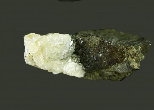 Calcita.
Concesión Minera "Las Cruces" (nº 7532-A), TT.mm. de Gerena, Guillena y Salteras, (Sevilla), Andalucía, España.
5 x 2 cm.

Calcita sobre sulfuro masivo. (Autor: Antonio Carmona)