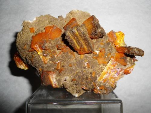 Wulfenite, Descloizite
Erupción-Ahumada mine,Sierra de los Lamentos, Ahumada, Chihuahua, México
100x85x90mm (Author: Carlos M.)