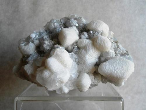 Calcite, Quartz and Acanthite
Valenciana mine, Guanajuato, Guanajuato, México
80x65x33mm
Calcite and Quartz sparkled with minor Acanthite (Author: Carlos M.)