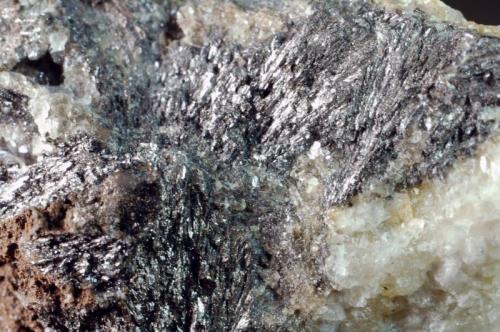 Pirolusita<br />Tercera Esperanza Mine, Cabezo de San Ginés, San Ginés de la Jara, Cartagena, Comarca Campo de Cartagena, Region of Murcia (Murcia), Spain<br />67 x 56 x 21 mm<br /> (Autor: Joan Martinez Bruguera)