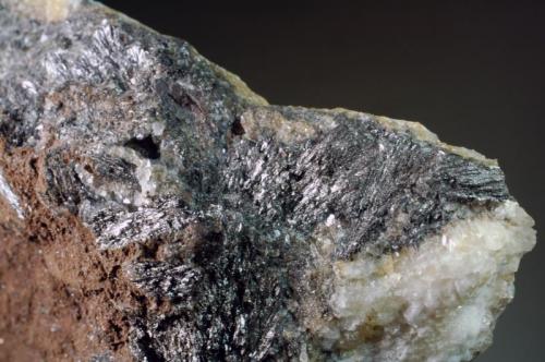 Pirolusita<br />Tercera Esperanza Mine, Cabezo de San Ginés, San Ginés de la Jara, Cartagena, Comarca Campo de Cartagena, Region of Murcia (Murcia), Spain<br />67 x 56 x 21 mm<br /> (Autor: Joan Martinez Bruguera)