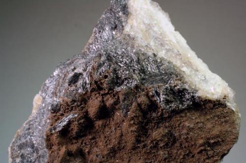 Pirolusita<br />Tercera Esperanza Mine, Cabezo de San Ginés, San Ginés de la Jara, Cartagena, Comarca Campo de Cartagena, Region of Murcia (Murcia), Spain<br />67 x 56 x 21 mm<br /> (Autor: Joan Martinez Bruguera)