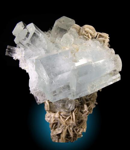 Berilo var. Aguamarina
Gilgit, Pakistan
Cristal biterminado de 9cm
Grupo flotante con cristales radiados saliendo de uno principal biterminado. El ejemplar está terminado en la parte posterior y la matriz de mica. (Autor: Raul Vancouver)