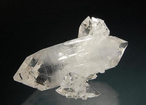 Apophyllite-(KF)
Jalgaon District, Maharashtra, India
4.3 x 6.6 cm.
A doubly terminated apophyllite crystal with transparent pyramidal terminations and several smaller crystals attached to the prism faces. (Author: crosstimber)
