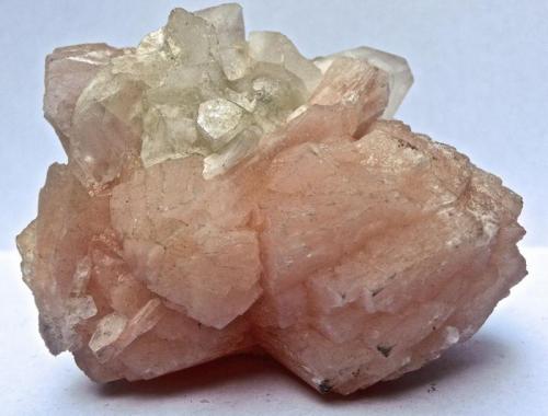 Estilbita y apofilita-(KF)
Savada, Distrito Jalgaon, Maharashtra, India.
Pieza 10 x 8 x 6 cm
En esta pieza la estilbita es rosa, el mineral blanco es apofilita. (Autor: María Jesús M.)