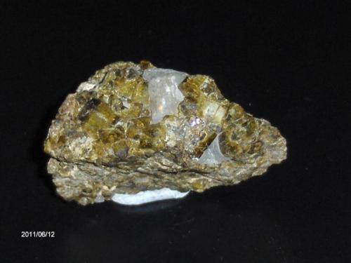 Vesubianita-Calcita
El Temeroso, Concepciòn del Oro, Zacatecas, Mèxico
6x3.5x3 cm (Autor: Marco A. Ramìrez Lara)